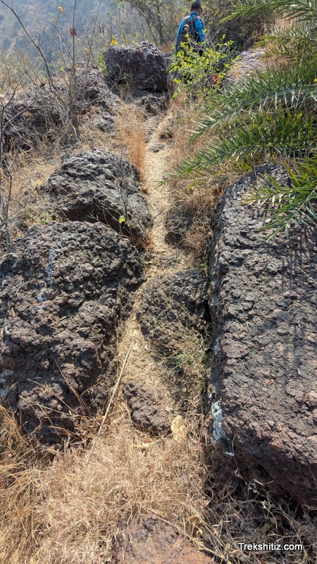 Entrance route to Tighai Caves Juna Panhala